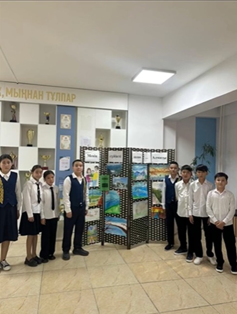 "Адалазамат" біртұтас тәрбие бағдарламасы аясында "Менің сүйікті қалам-Алматы" тақырыбында 6 сынып оқушылары арасында суреттер салынып, қылқалам шеберлері көрме ұйымдастырды.