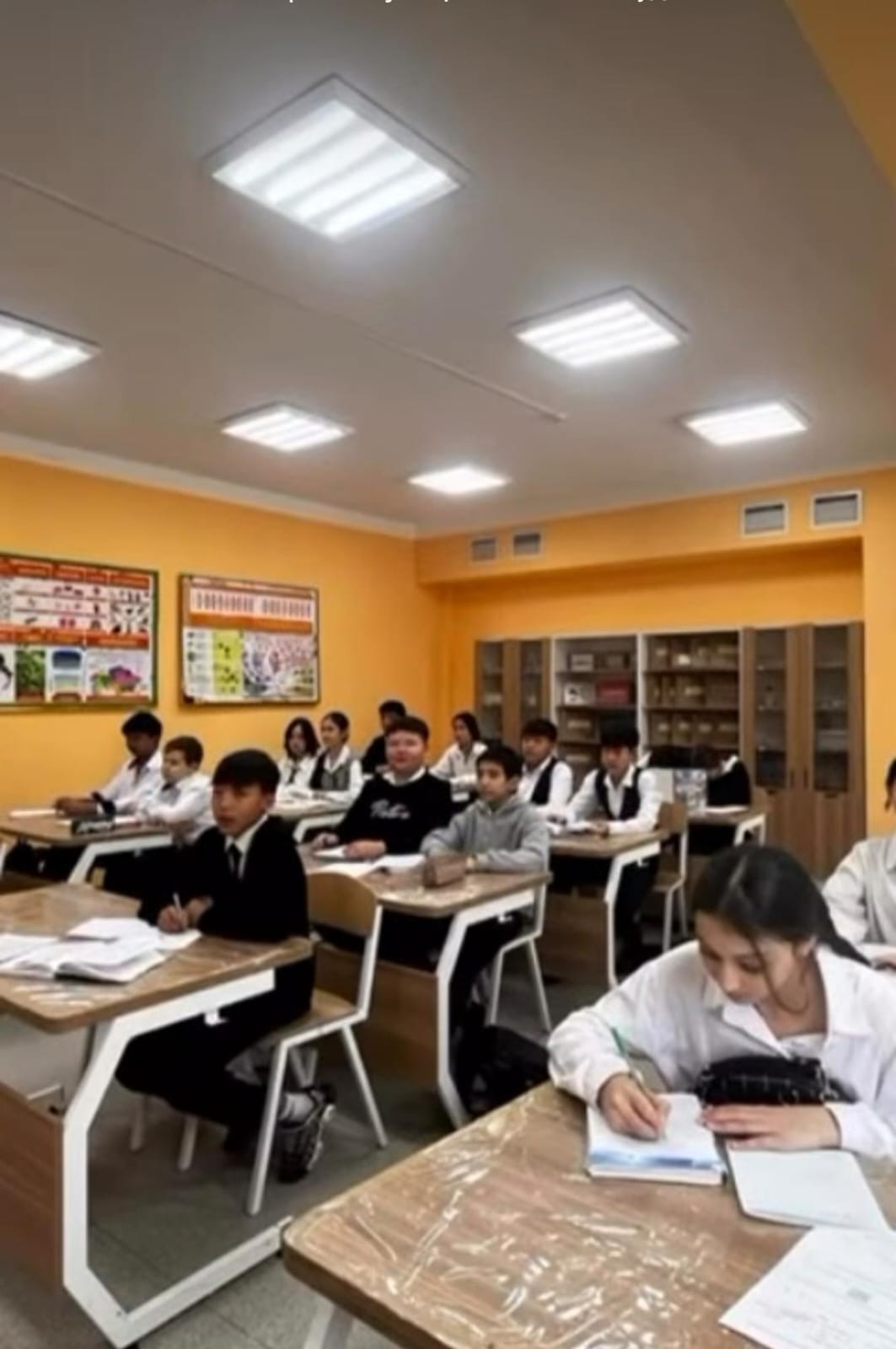 6 “А” сыныбында “Тәуелсіздік негізі - бірлік және ынтымақ” тақырыбында сынып сағаты өткізілді.